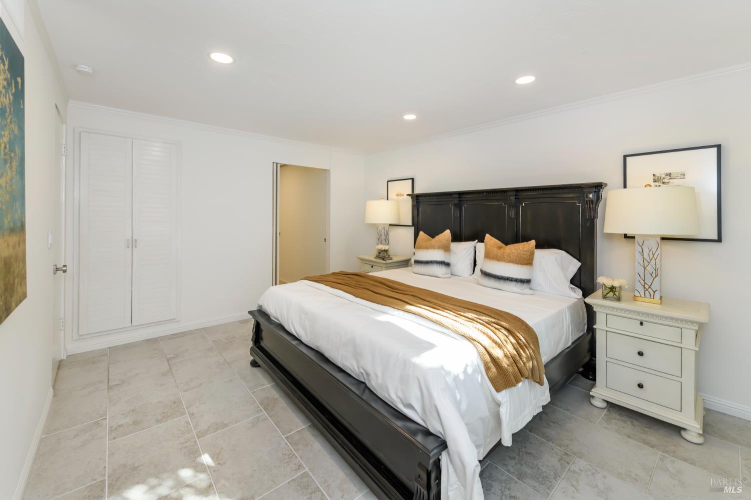 Detail Gallery Image 13 of 31 For 98 Surrey Ln, San Rafael,  CA 94903 - 2 Beds | 2 Baths