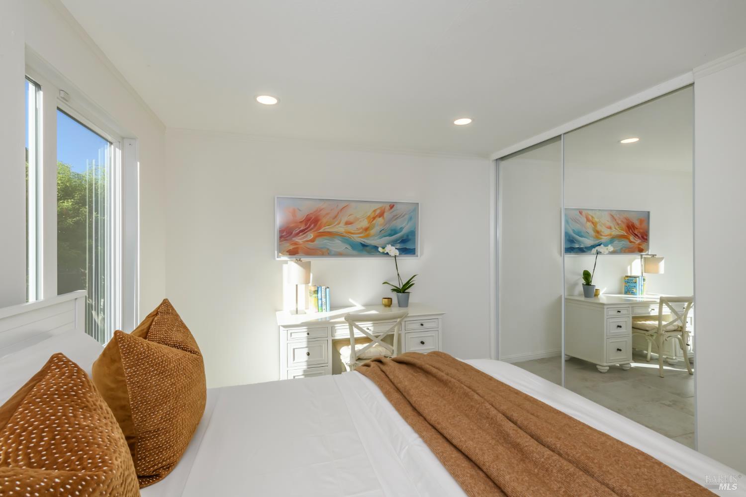 Detail Gallery Image 18 of 31 For 98 Surrey Ln, San Rafael,  CA 94903 - 2 Beds | 2 Baths