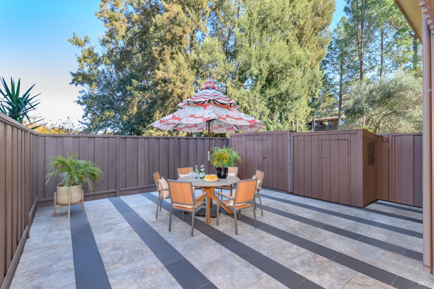 Detail Gallery Image 5 of 31 For 98 Surrey Ln, San Rafael,  CA 94903 - 2 Beds | 2 Baths