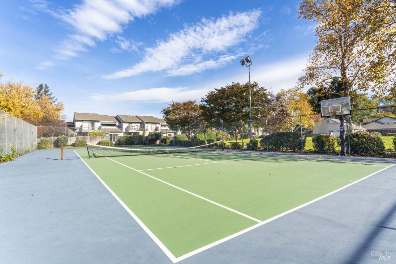 Detail Gallery Image 33 of 37 For 11 Creekwood Cir, Rohnert Park,  CA 94928 - 3 Beds | 2 Baths