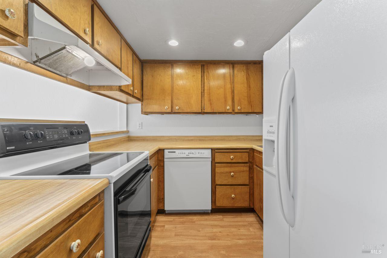 Detail Gallery Image 9 of 37 For 11 Creekwood Cir, Rohnert Park,  CA 94928 - 3 Beds | 2 Baths