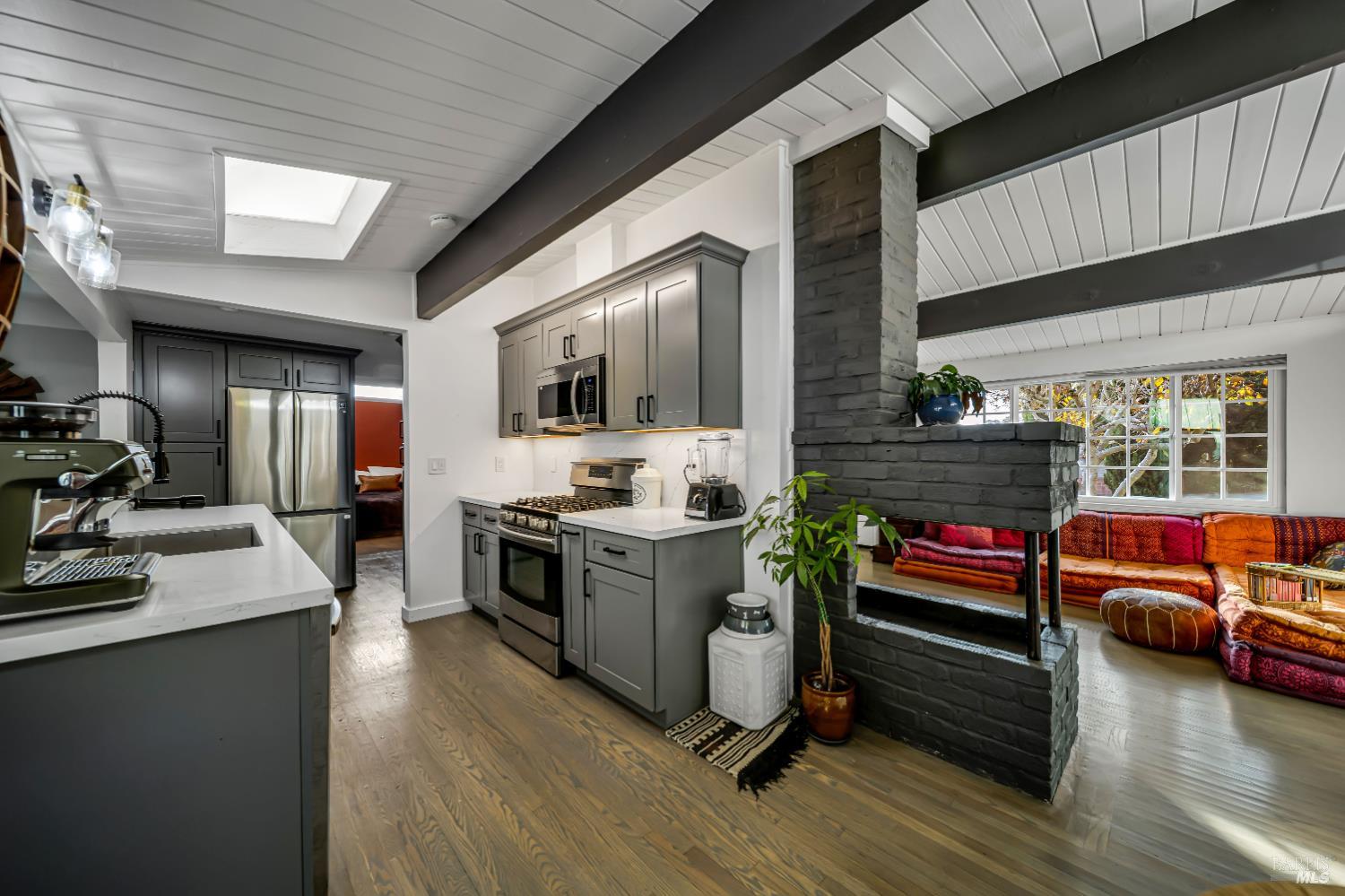 Detail Gallery Image 8 of 47 For 7810 Sanford St, Oakland,  CA 94605 - 3 Beds | 2 Baths