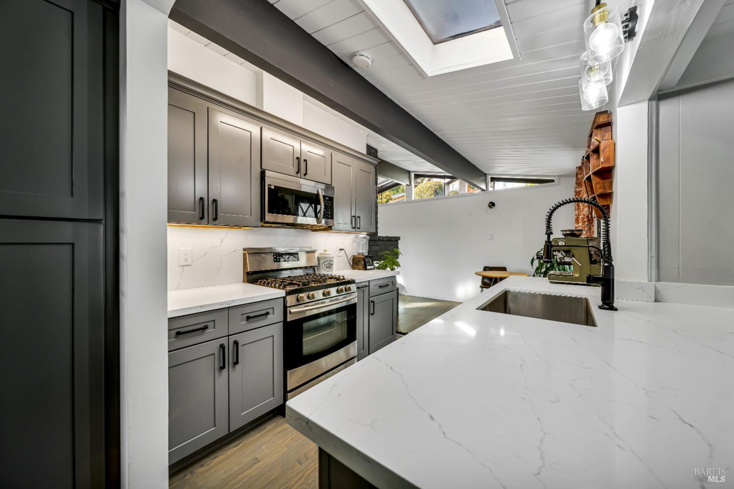 Detail Gallery Image 10 of 47 For 7810 Sanford St, Oakland,  CA 94605 - 3 Beds | 2 Baths