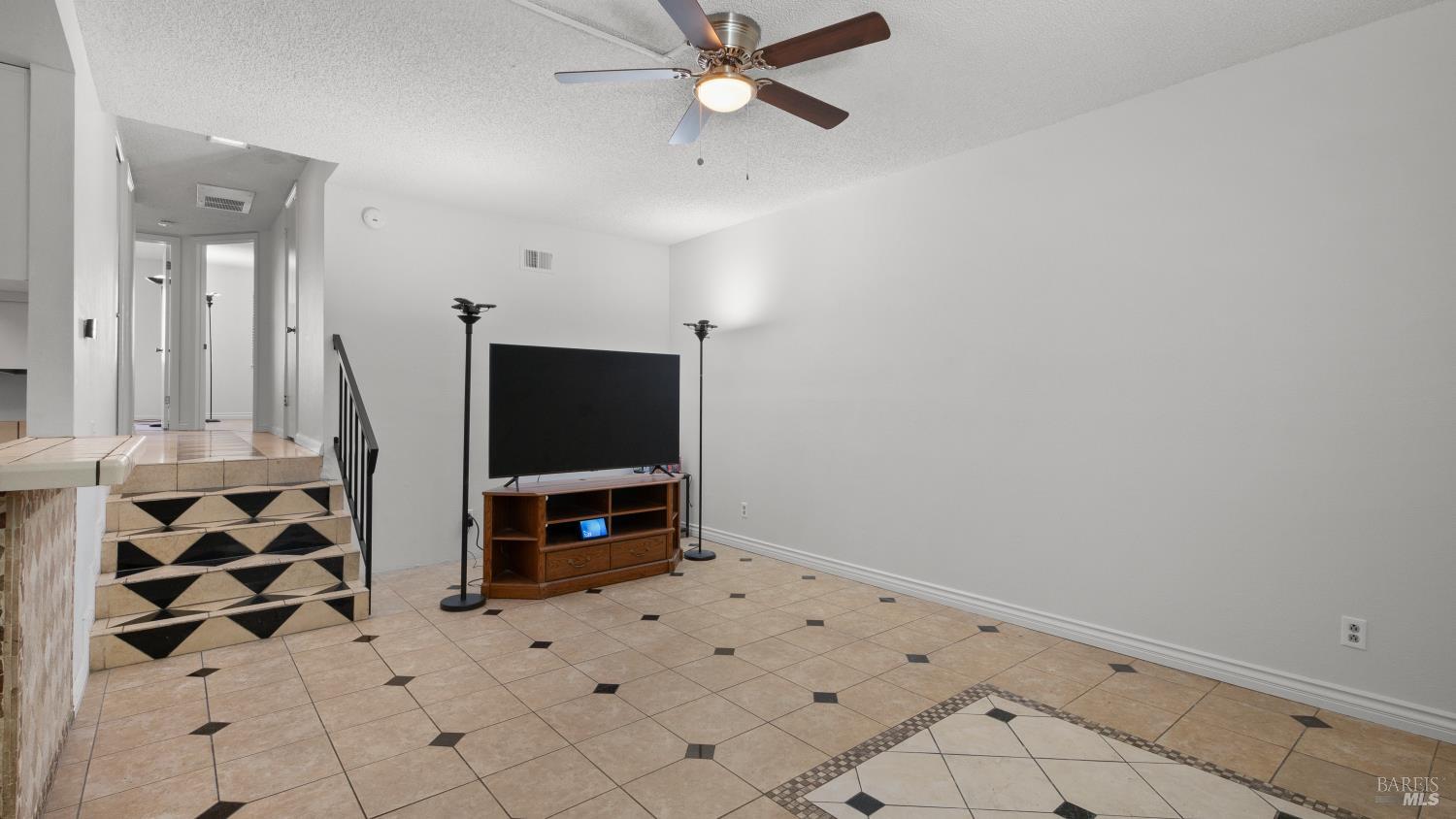 Detail Gallery Image 6 of 26 For 397 Kenbrook Cir, San Jose,  CA 95111 - 2 Beds | 2 Baths