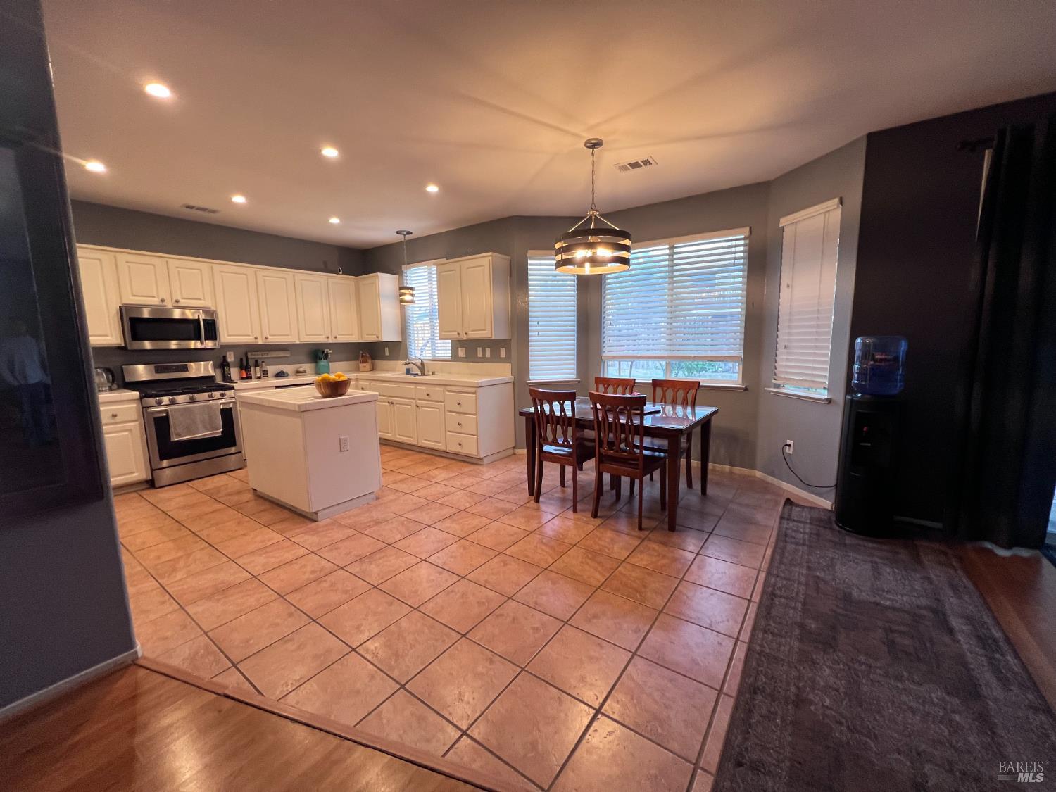 Detail Gallery Image 8 of 33 For 755 Wiegand Way, Dixon,  CA 95620 - 4 Beds | 3 Baths