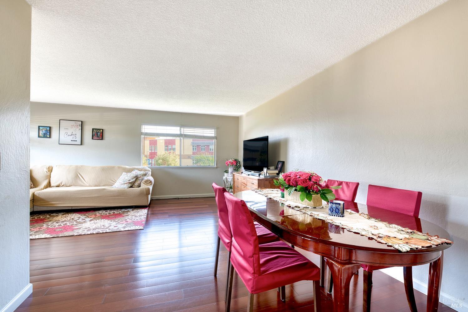 Detail Gallery Image 8 of 21 For 207 Bahia Pl, San Rafael,  CA 94901 - 2 Beds | 1 Baths