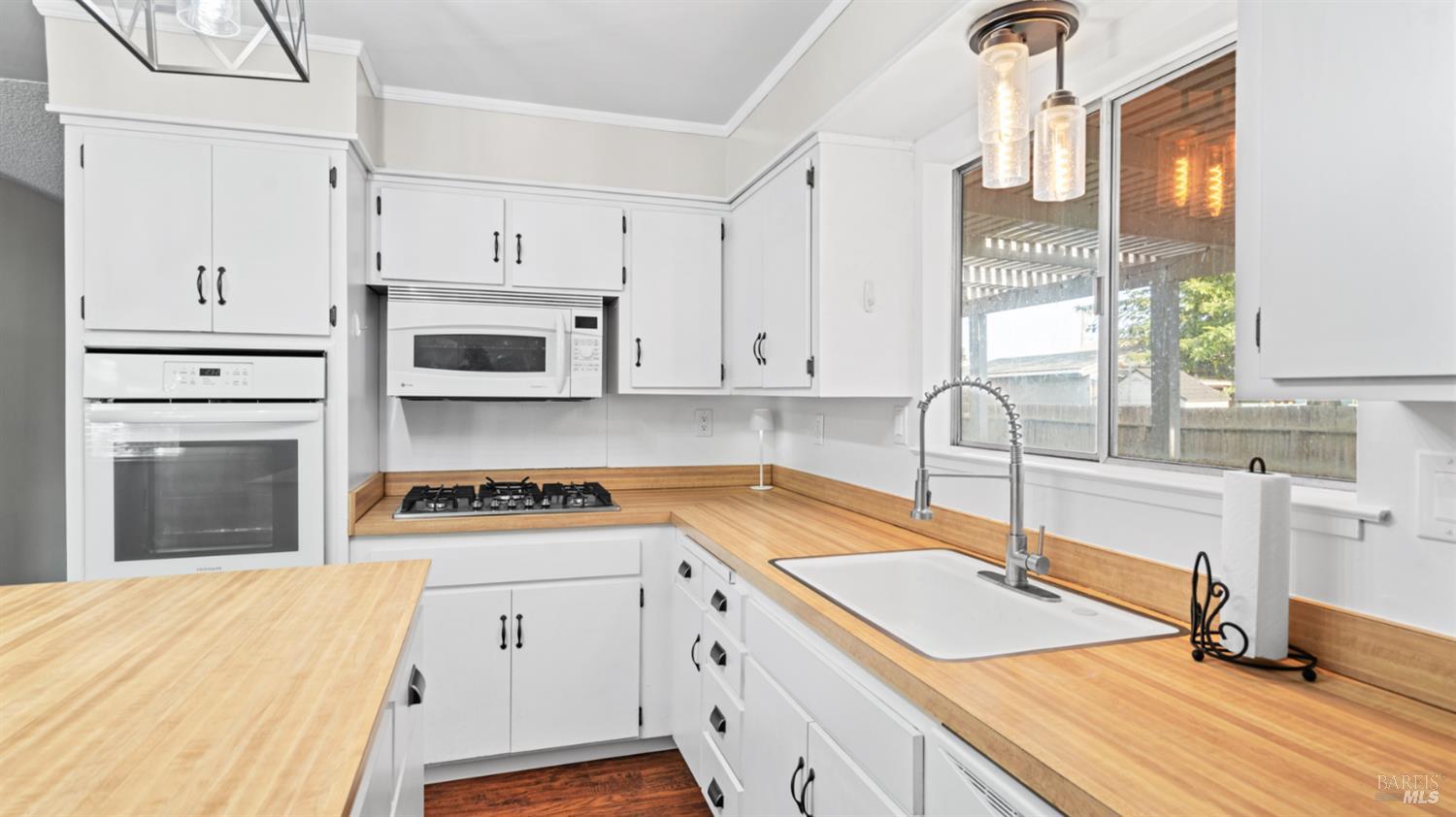 Detail Gallery Image 9 of 37 For 420 Mckenzie Dr, Dixon,  CA 95620 - 3 Beds | 2 Baths