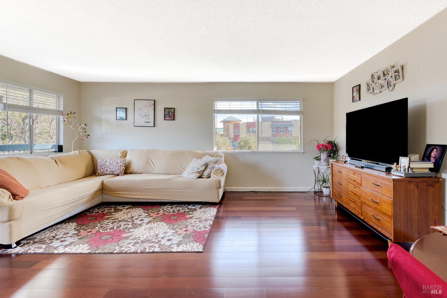 Detail Gallery Image 4 of 21 For 207 Bahia Pl, San Rafael,  CA 94901 - 2 Beds | 1 Baths