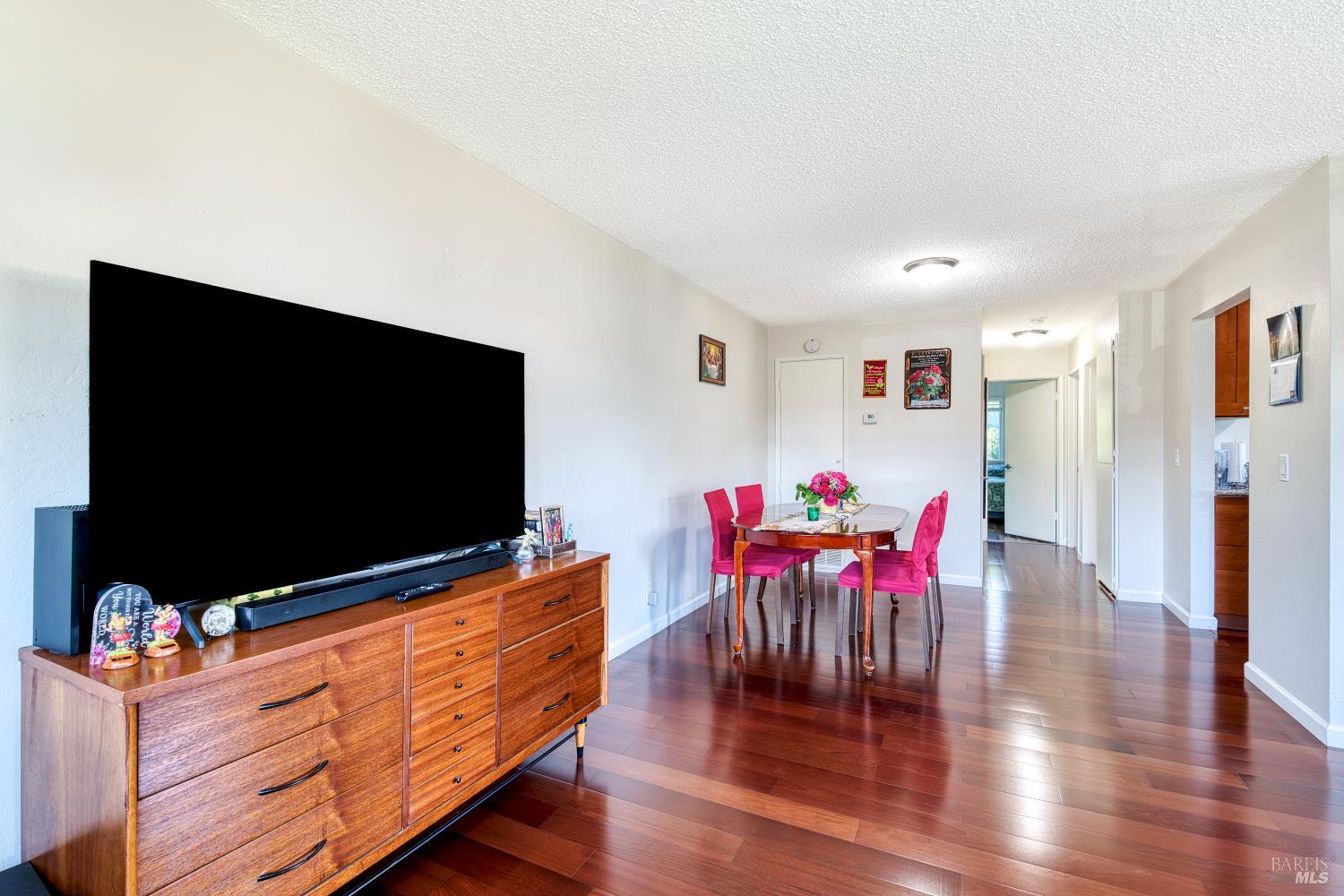 Detail Gallery Image 6 of 21 For 207 Bahia Pl, San Rafael,  CA 94901 - 2 Beds | 1 Baths