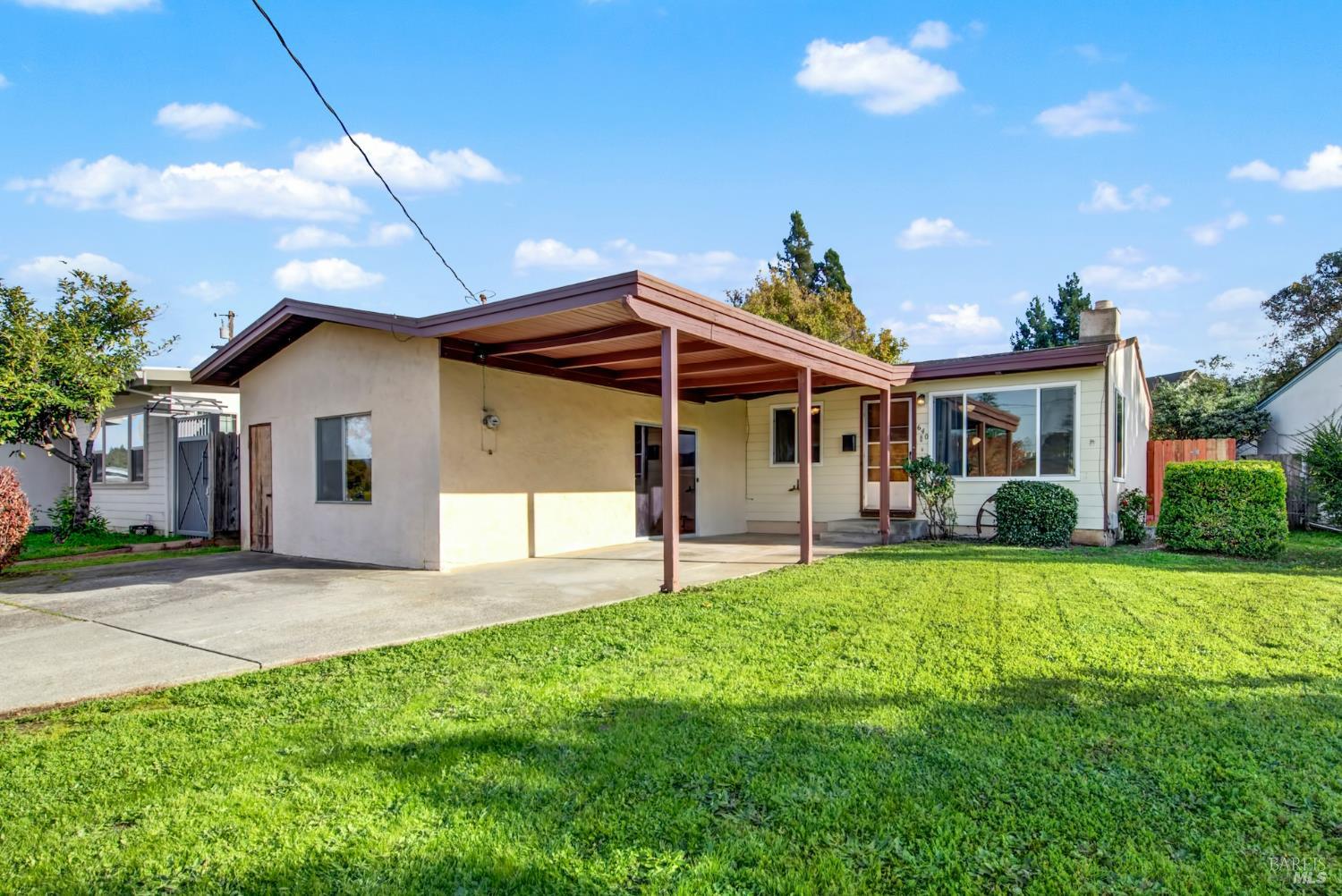 Detail Gallery Image 2 of 29 For 640 S Minahen St, Napa,  CA 94559 - 3 Beds | 2 Baths