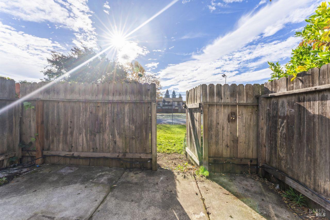 Detail Gallery Image 31 of 37 For 11 Creekwood Cir, Rohnert Park,  CA 94928 - 3 Beds | 2 Baths