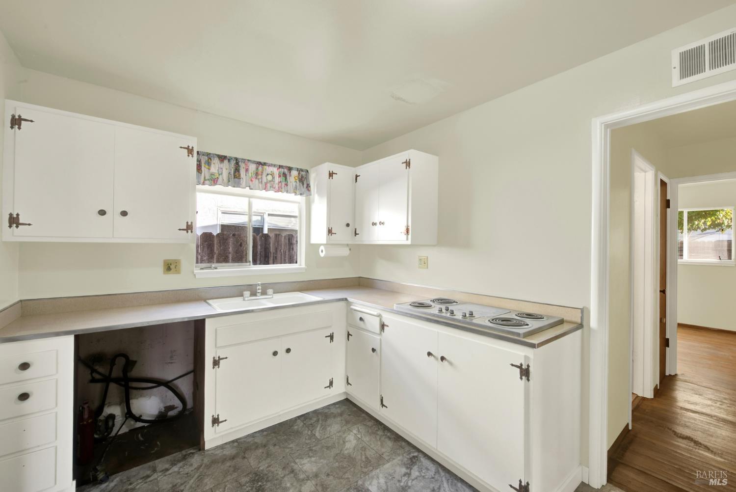 Detail Gallery Image 12 of 29 For 640 S Minahen St, Napa,  CA 94559 - 3 Beds | 2 Baths