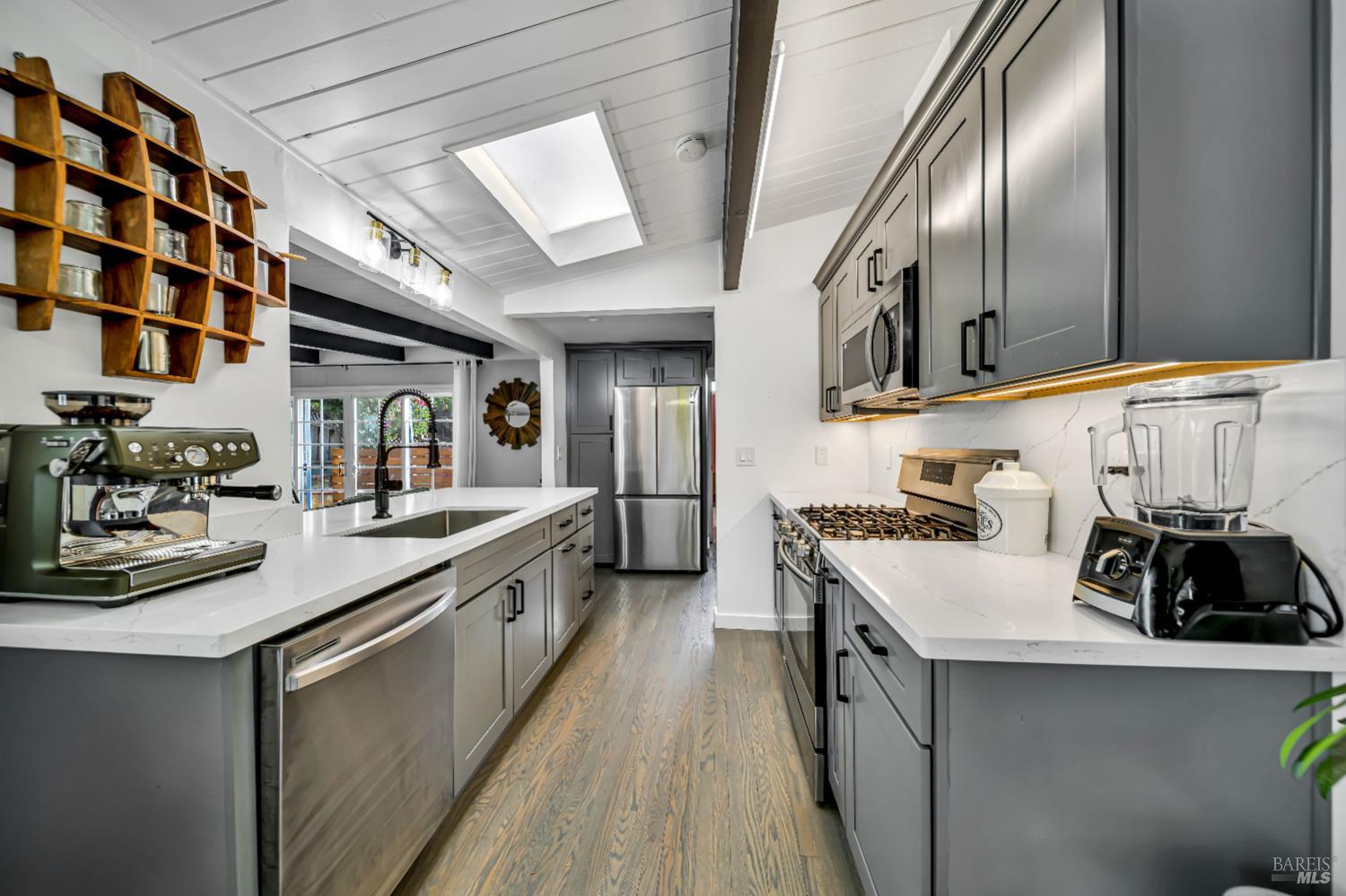 Detail Gallery Image 9 of 47 For 7810 Sanford St, Oakland,  CA 94605 - 3 Beds | 2 Baths