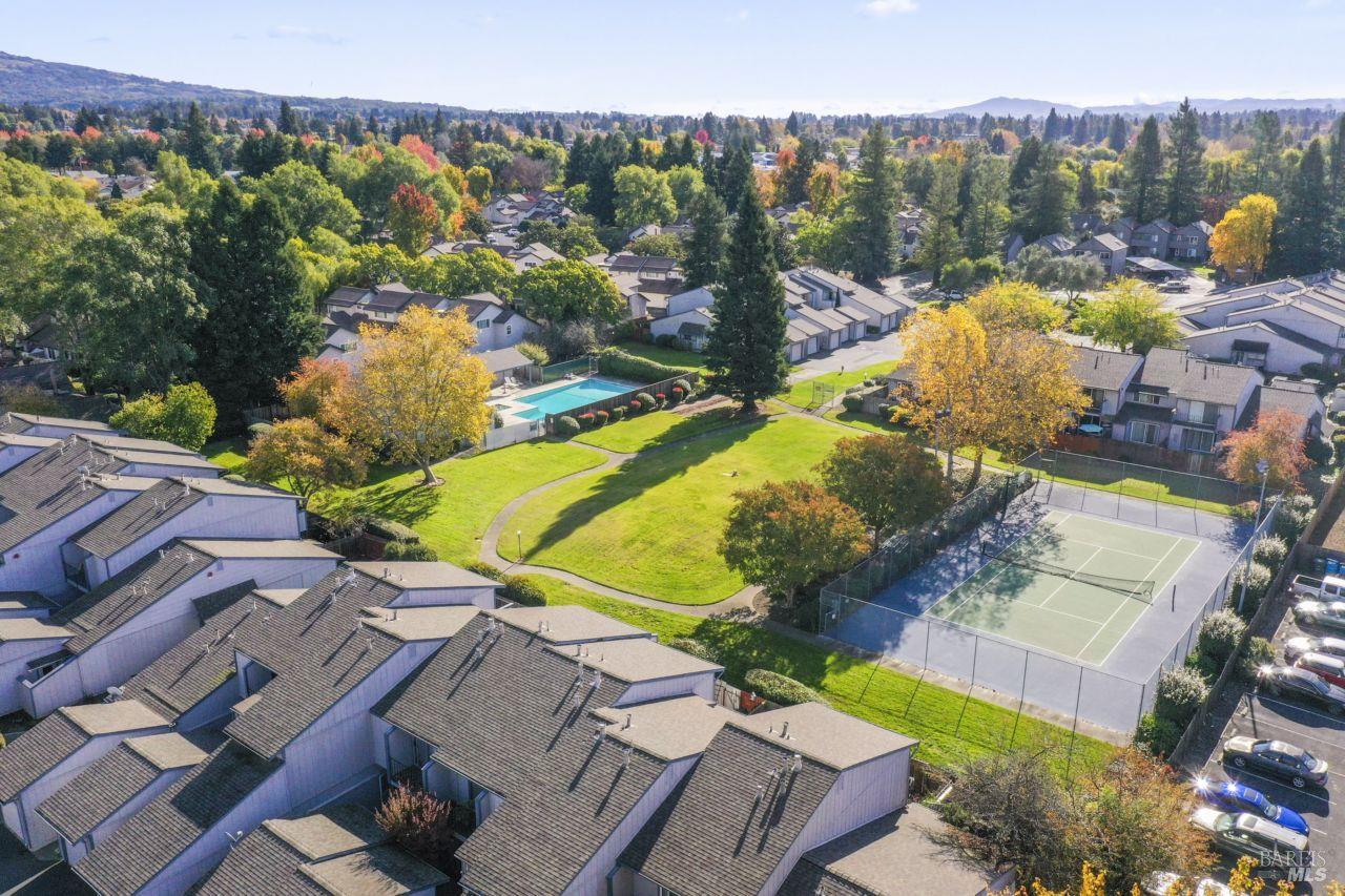 Detail Gallery Image 3 of 37 For 11 Creekwood Cir, Rohnert Park,  CA 94928 - 3 Beds | 2 Baths