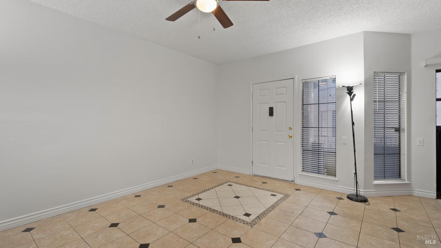 Detail Gallery Image 4 of 26 For 397 Kenbrook Cir, San Jose,  CA 95111 - 2 Beds | 2 Baths