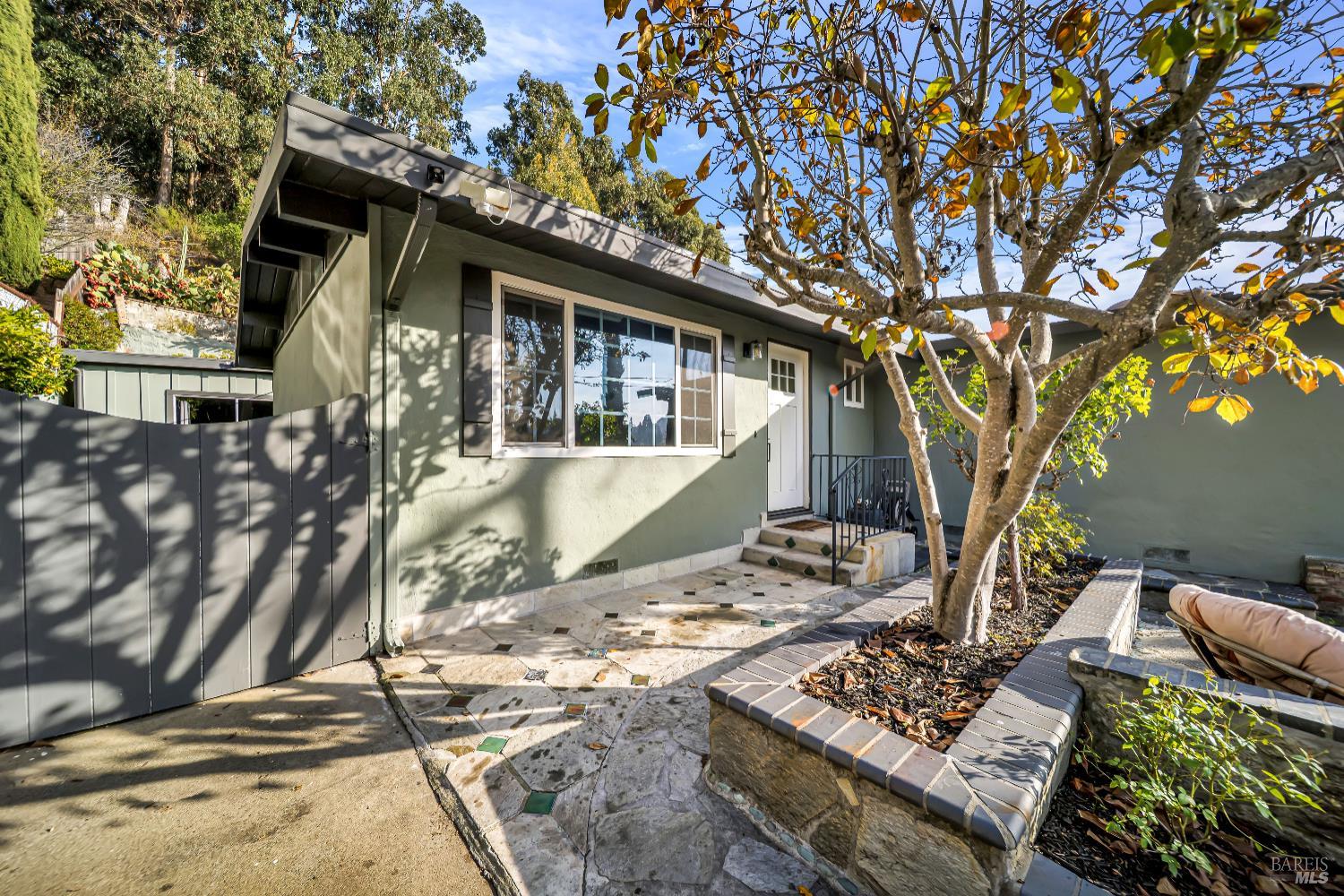 Detail Gallery Image 4 of 47 For 7810 Sanford St, Oakland,  CA 94605 - 3 Beds | 2 Baths