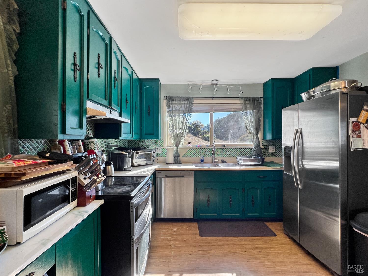 Detail Gallery Image 4 of 11 For 8600 Cave Creek Rd, Redwood Valley,  CA 95470 - 3 Beds | 2 Baths