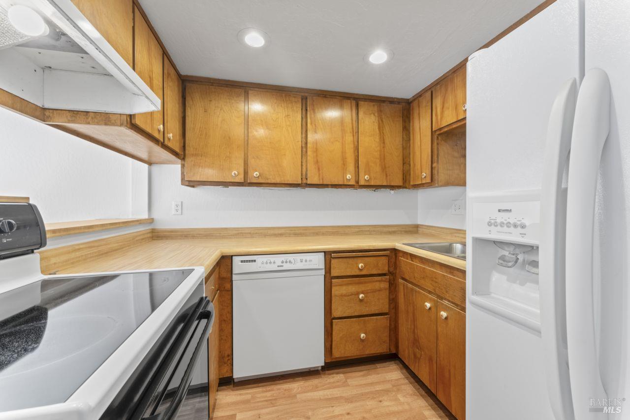 Detail Gallery Image 11 of 37 For 11 Creekwood Cir, Rohnert Park,  CA 94928 - 3 Beds | 2 Baths