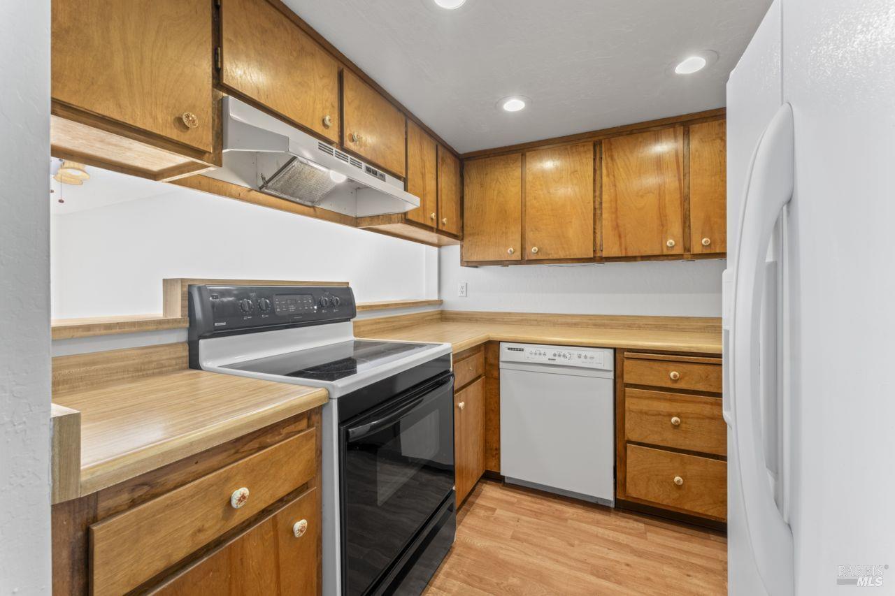 Detail Gallery Image 10 of 37 For 11 Creekwood Cir, Rohnert Park,  CA 94928 - 3 Beds | 2 Baths