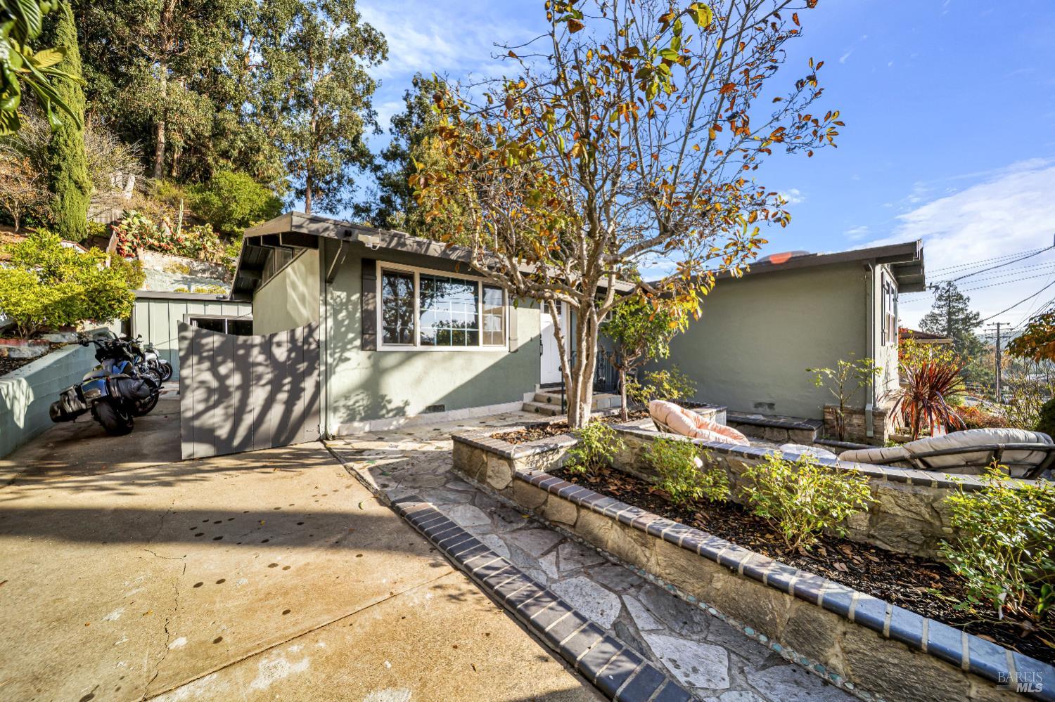 Detail Gallery Image 2 of 47 For 7810 Sanford St, Oakland,  CA 94605 - 3 Beds | 2 Baths