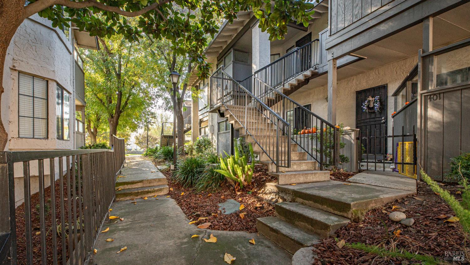 Detail Gallery Image 3 of 26 For 397 Kenbrook Cir, San Jose,  CA 95111 - 2 Beds | 2 Baths