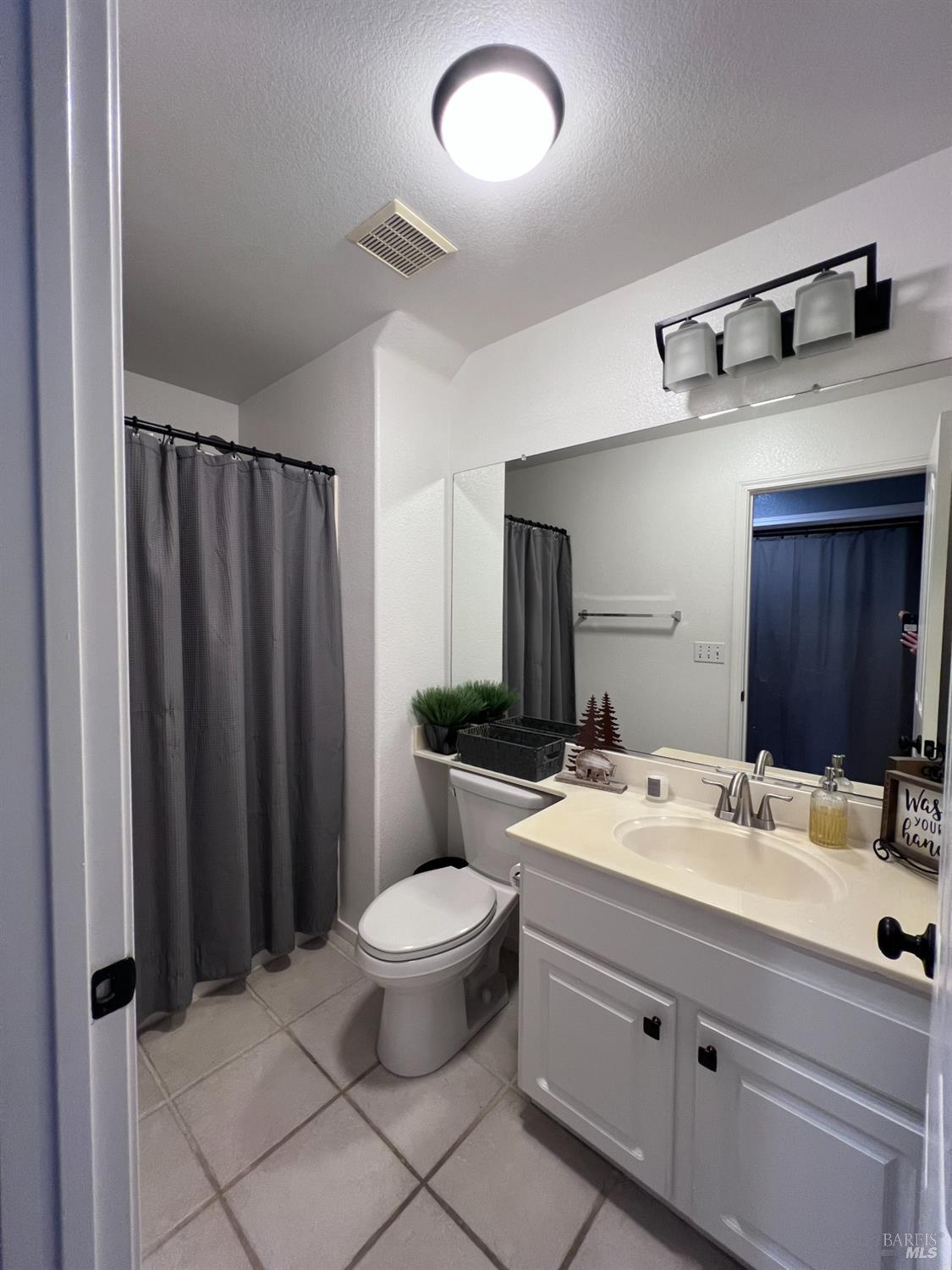 Detail Gallery Image 9 of 33 For 755 Wiegand Way, Dixon,  CA 95620 - 4 Beds | 3 Baths