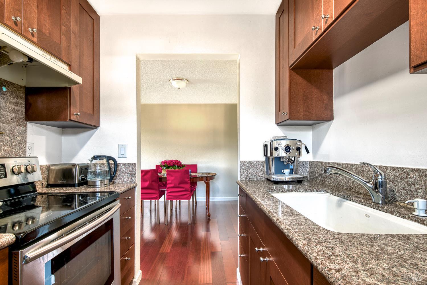 Detail Gallery Image 10 of 21 For 207 Bahia Pl, San Rafael,  CA 94901 - 2 Beds | 1 Baths