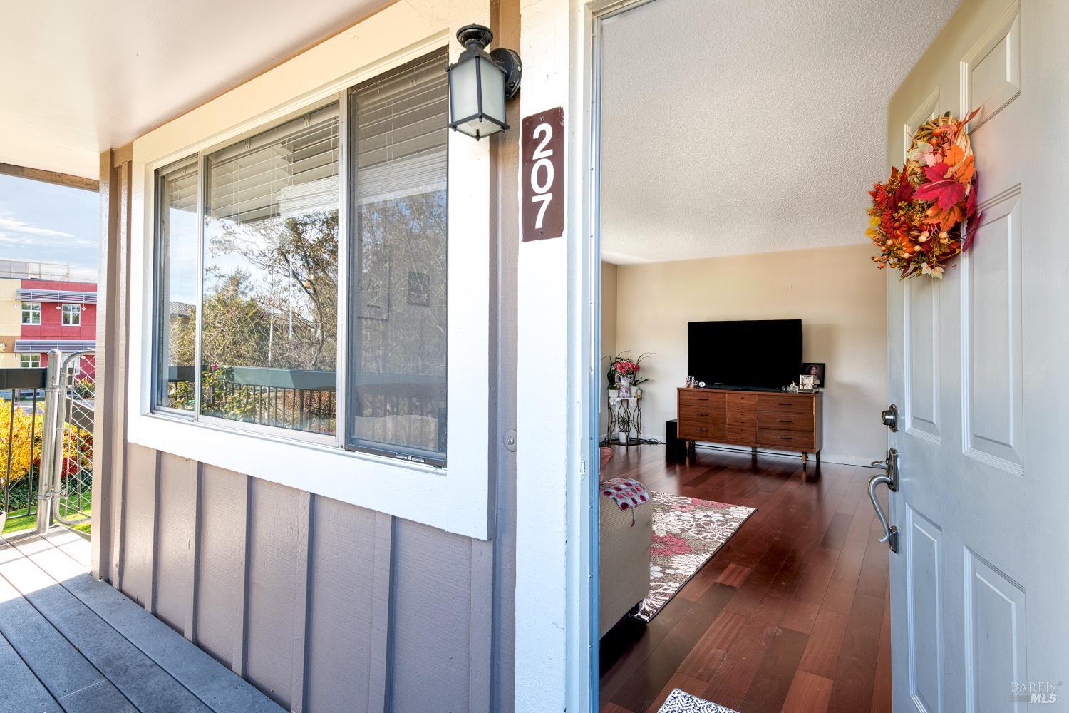 Detail Gallery Image 3 of 21 For 207 Bahia Pl, San Rafael,  CA 94901 - 2 Beds | 1 Baths