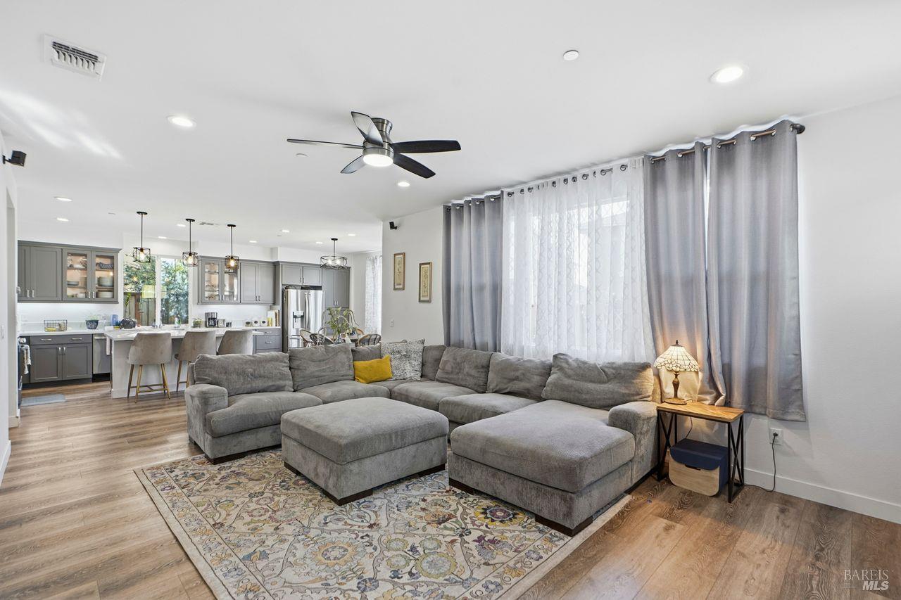 Detail Gallery Image 13 of 47 For 1617 Sorrel St, Santa Rosa,  CA 95403 - 3 Beds | 2/1 Baths