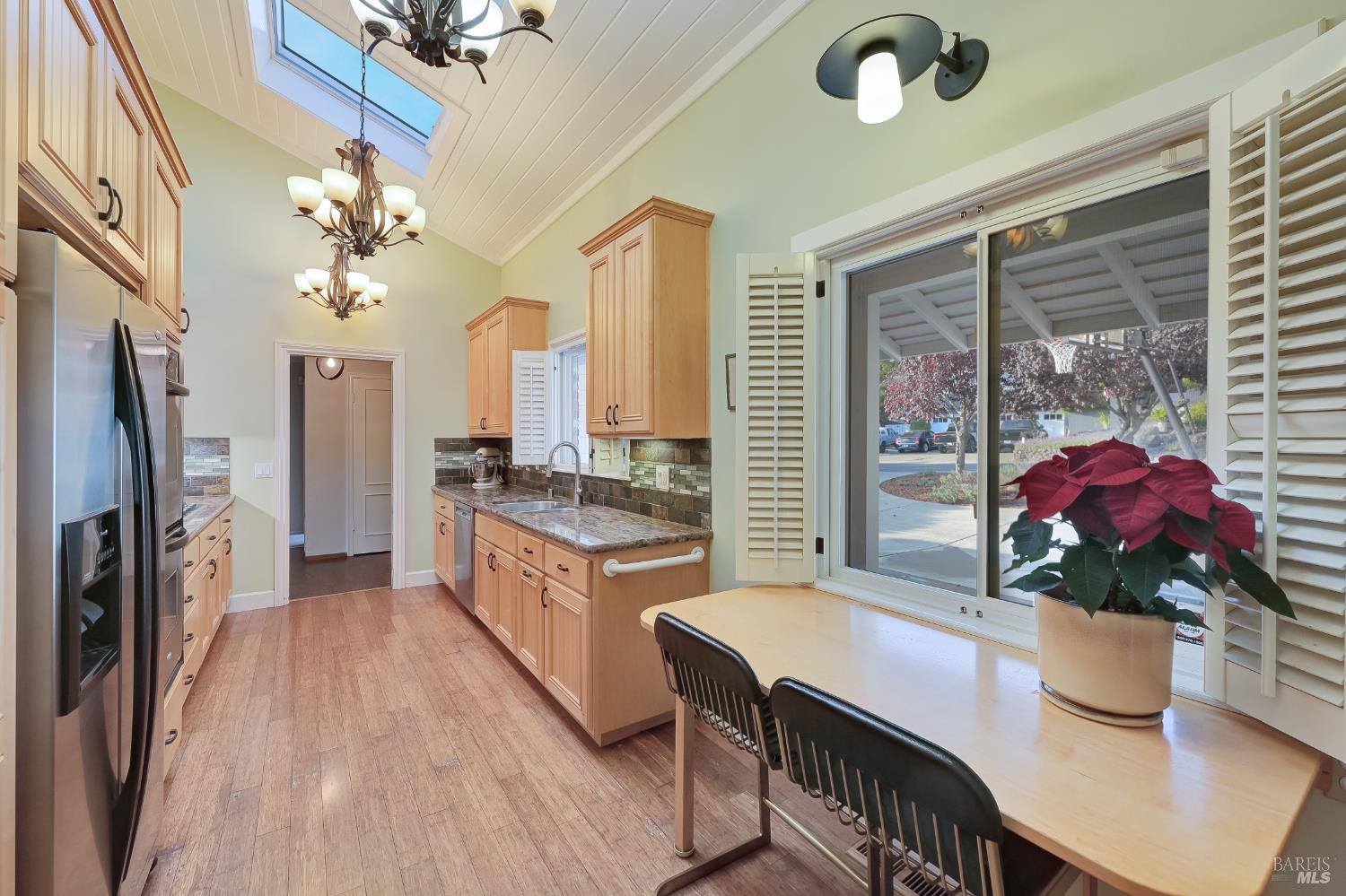 Detail Gallery Image 9 of 35 For 28 Bonnie Banks Way, San Rafael,  CA 94901 - 3 Beds | 2/1 Baths