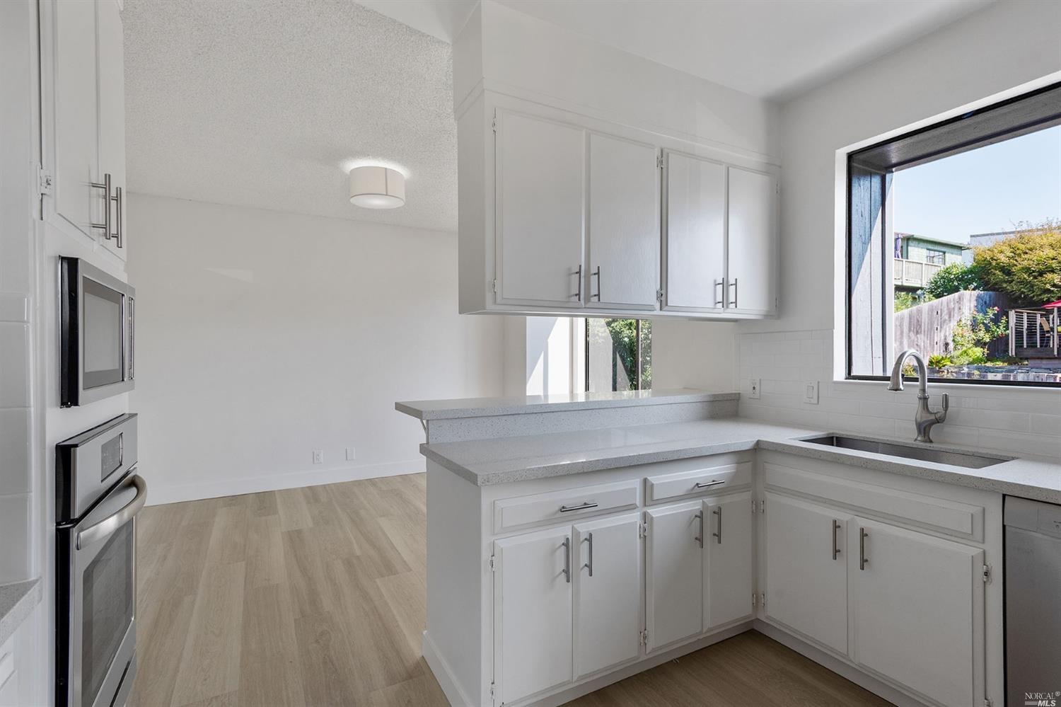 Detail Gallery Image 13 of 23 For 15 Linda Vista Ave, Tiburon,  CA 94920 - 3 Beds | 2/1 Baths