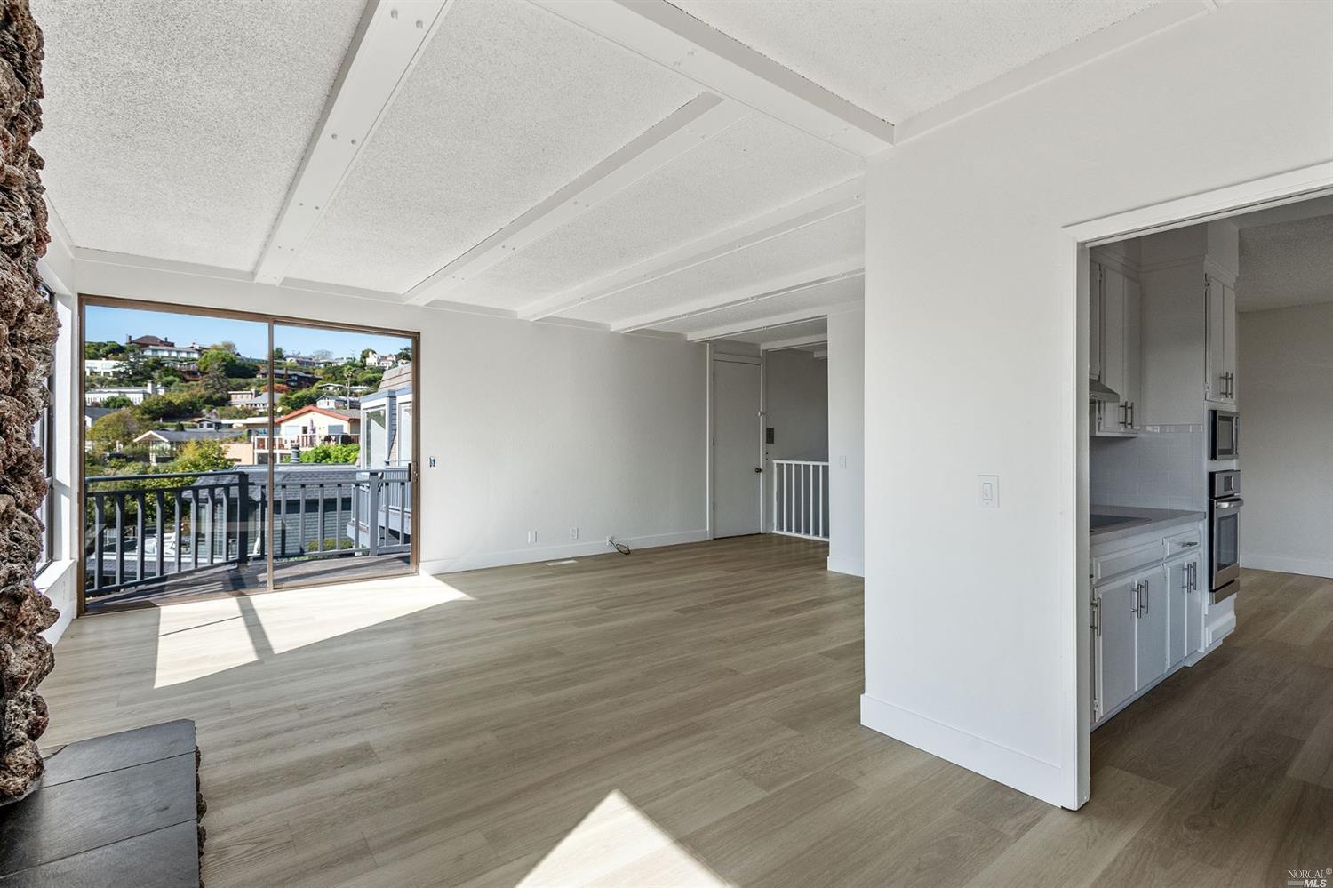 Detail Gallery Image 8 of 23 For 15 Linda Vista Ave, Tiburon,  CA 94920 - 3 Beds | 2/1 Baths