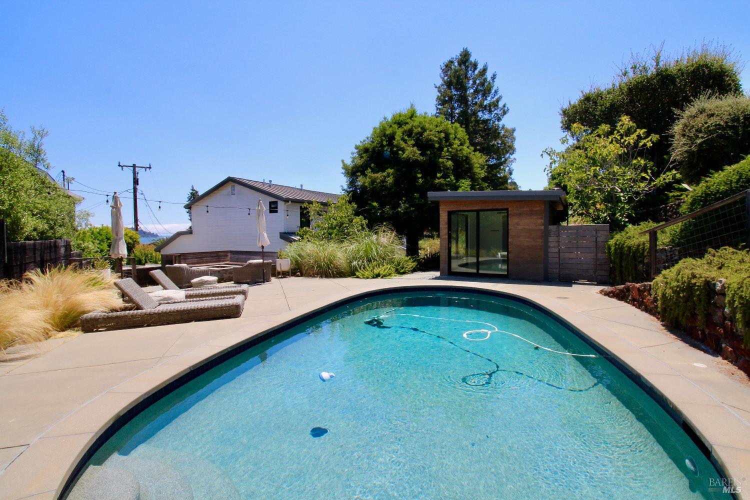 Detail Gallery Image 14 of 24 For 19 Bayview Ter, Mill Valley,  CA 94941 - 5 Beds | 3/1 Baths