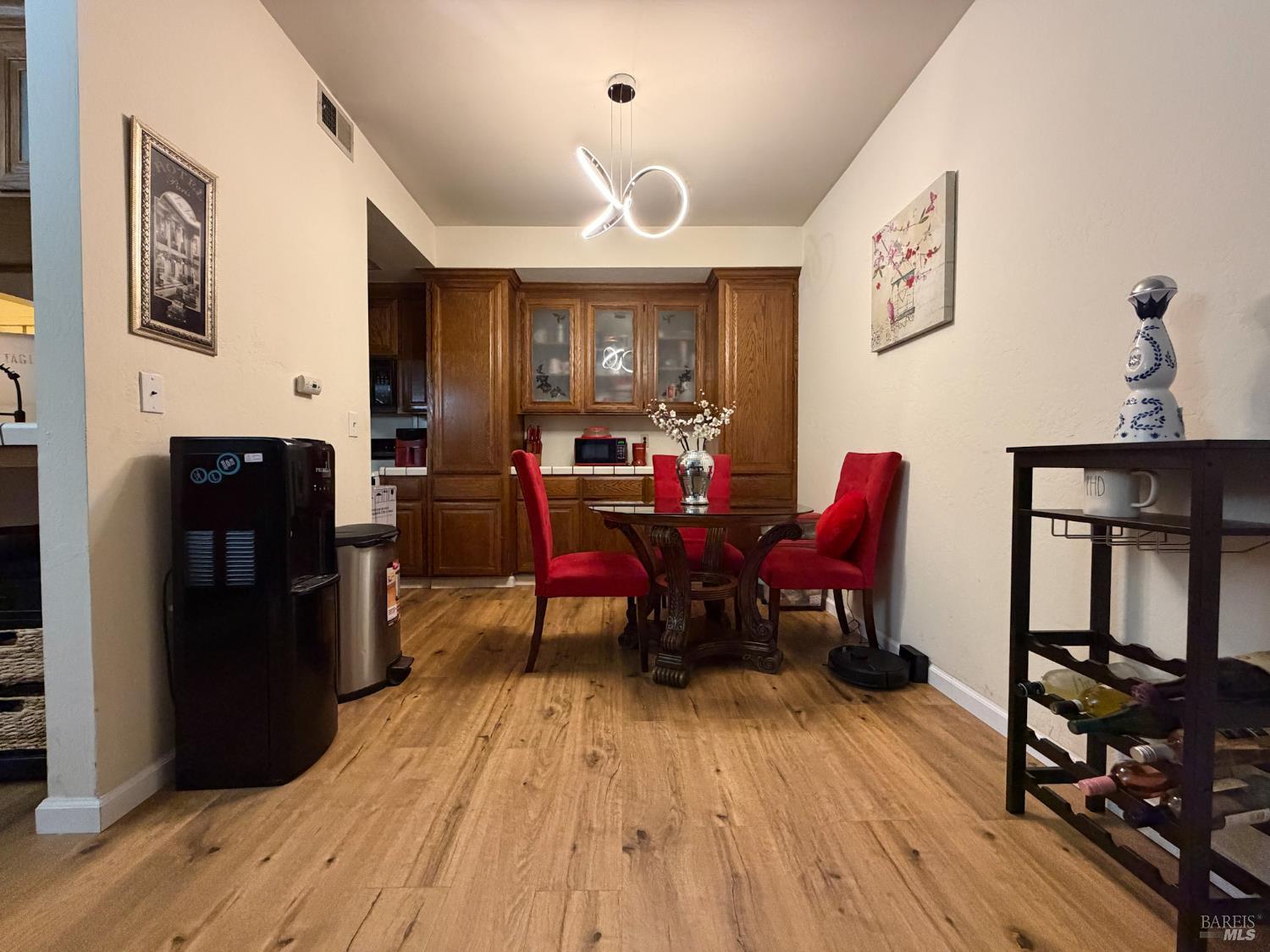 Detail Gallery Image 3 of 12 For 25912 Hayward Blvd #106,  Hayward,  CA 94542 - 2 Beds | 2 Baths