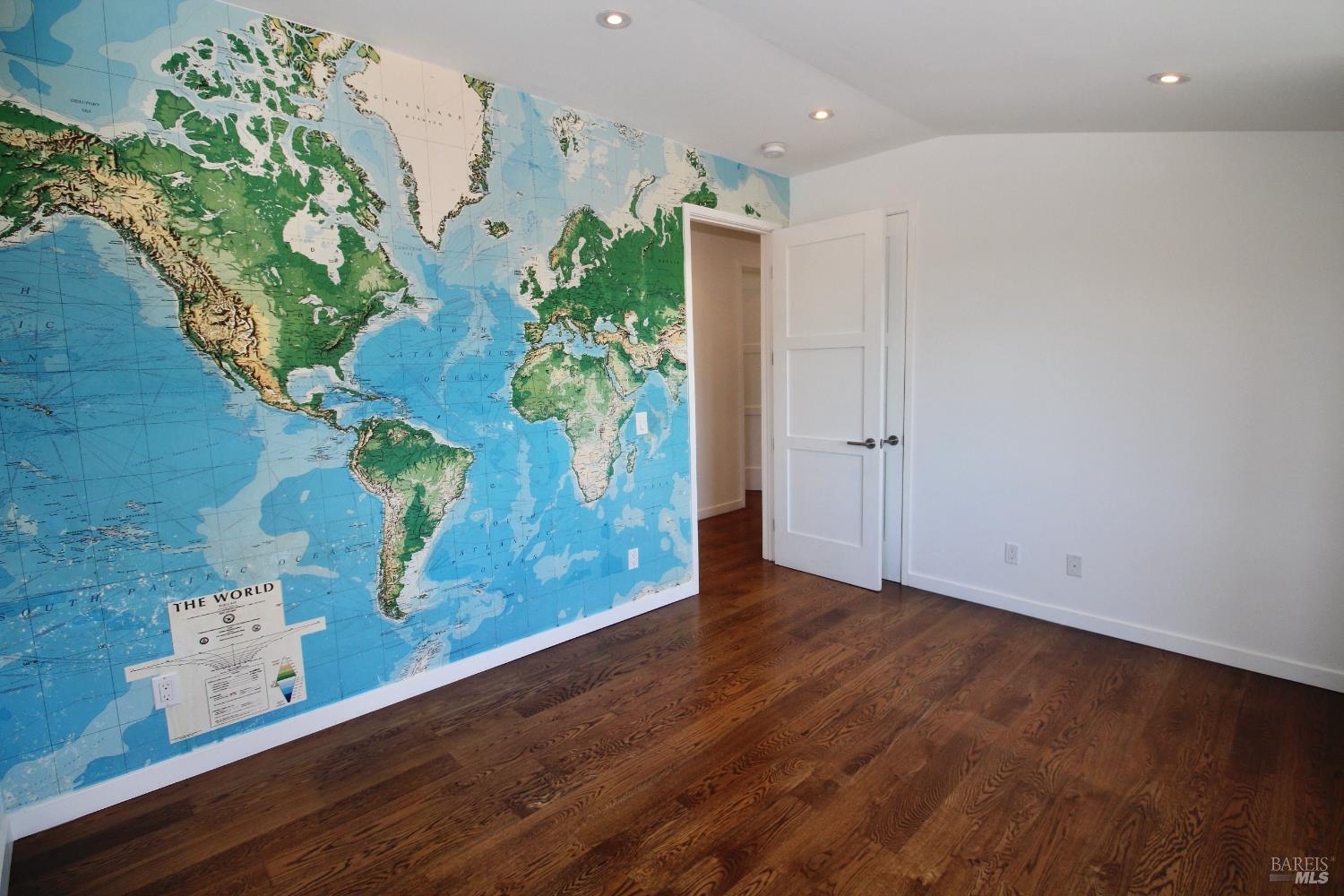 Detail Gallery Image 9 of 24 For 19 Bayview Ter, Mill Valley,  CA 94941 - 5 Beds | 3/1 Baths