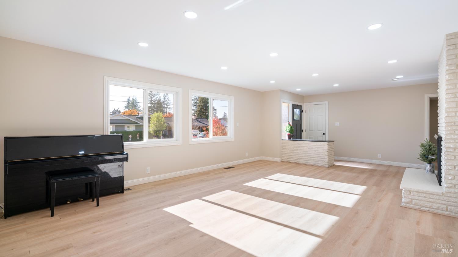 Detail Gallery Image 7 of 21 For 3347 Hermit Way, Santa Rosa,  CA 95405 - 3 Beds | 2 Baths