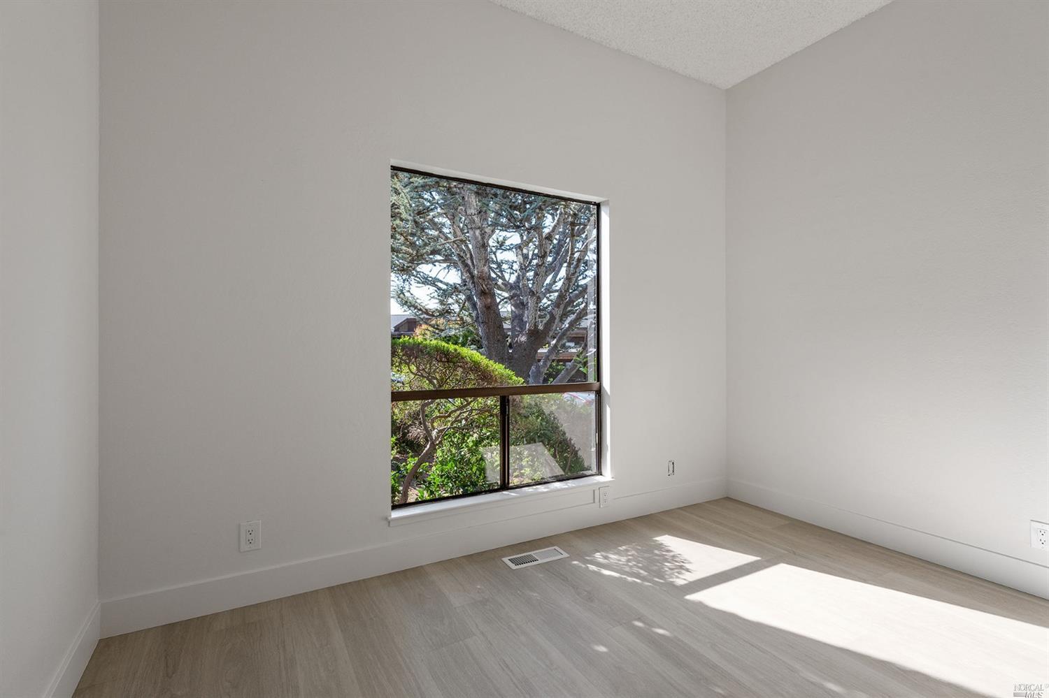 Detail Gallery Image 18 of 23 For 15 Linda Vista Ave, Tiburon,  CA 94920 - 3 Beds | 2/1 Baths