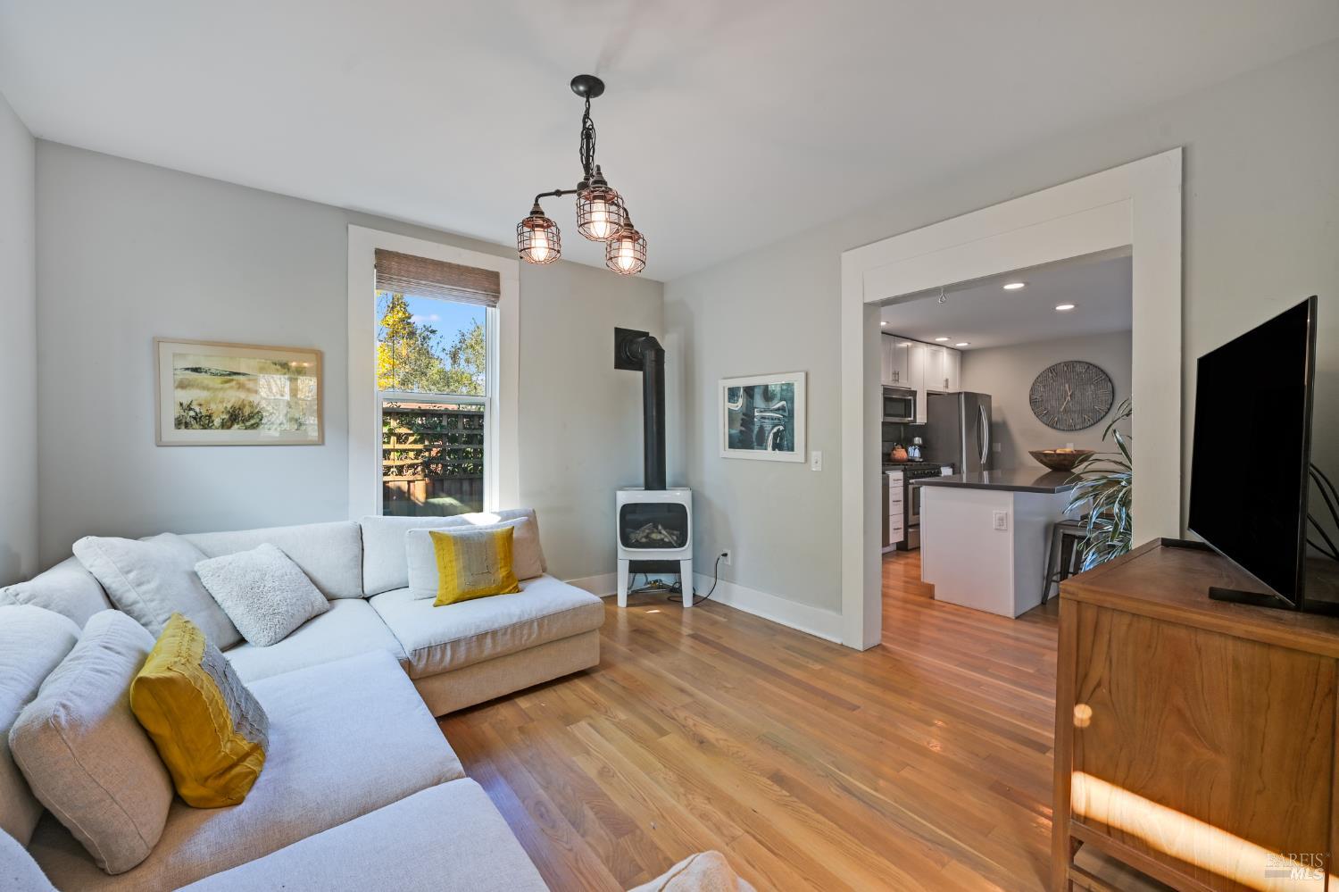 Detail Gallery Image 10 of 31 For 610 E St, Petaluma,  CA 94952 - 3 Beds | 2/1 Baths