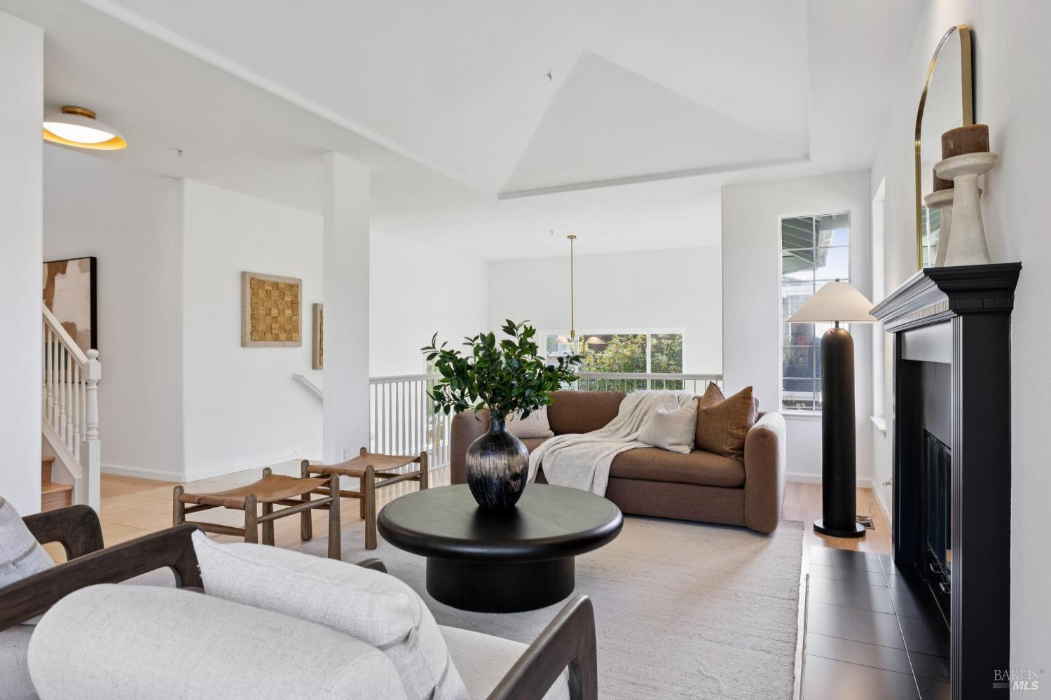 Detail Gallery Image 6 of 43 For 15 Aaron Dr, Novato,  CA 94949 - 5 Beds | 3 Baths