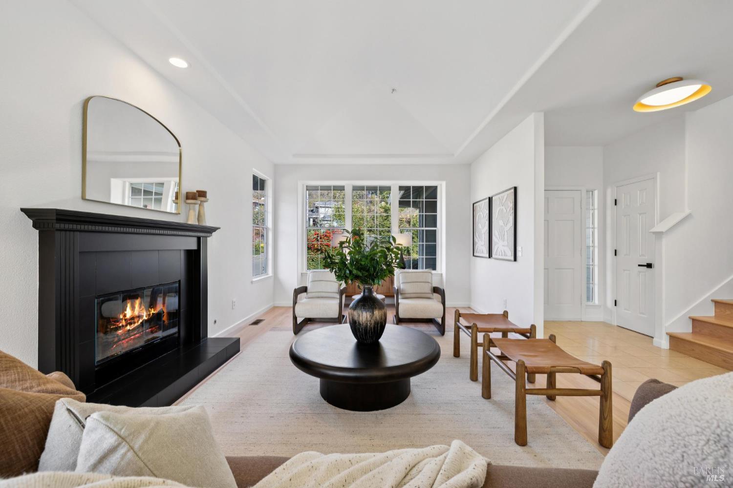 Detail Gallery Image 5 of 43 For 15 Aaron Dr, Novato,  CA 94949 - 5 Beds | 3 Baths