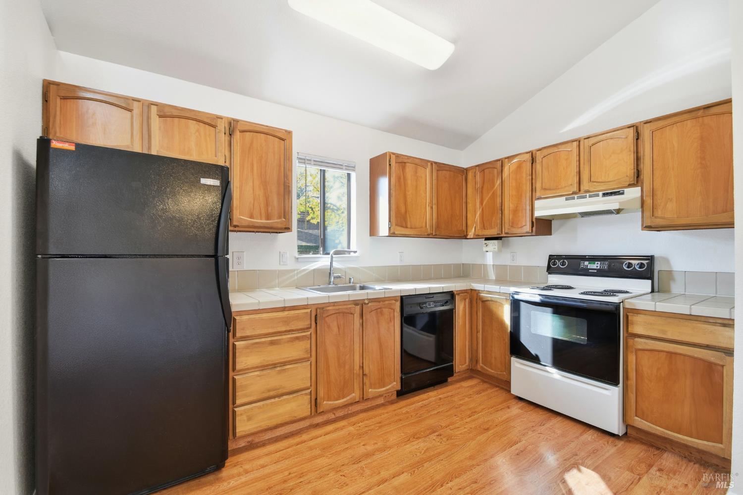 Detail Gallery Image 5 of 17 For 23 Pine Tree Cir, Cotati,  CA 94931 - 2 Beds | 1/1 Baths