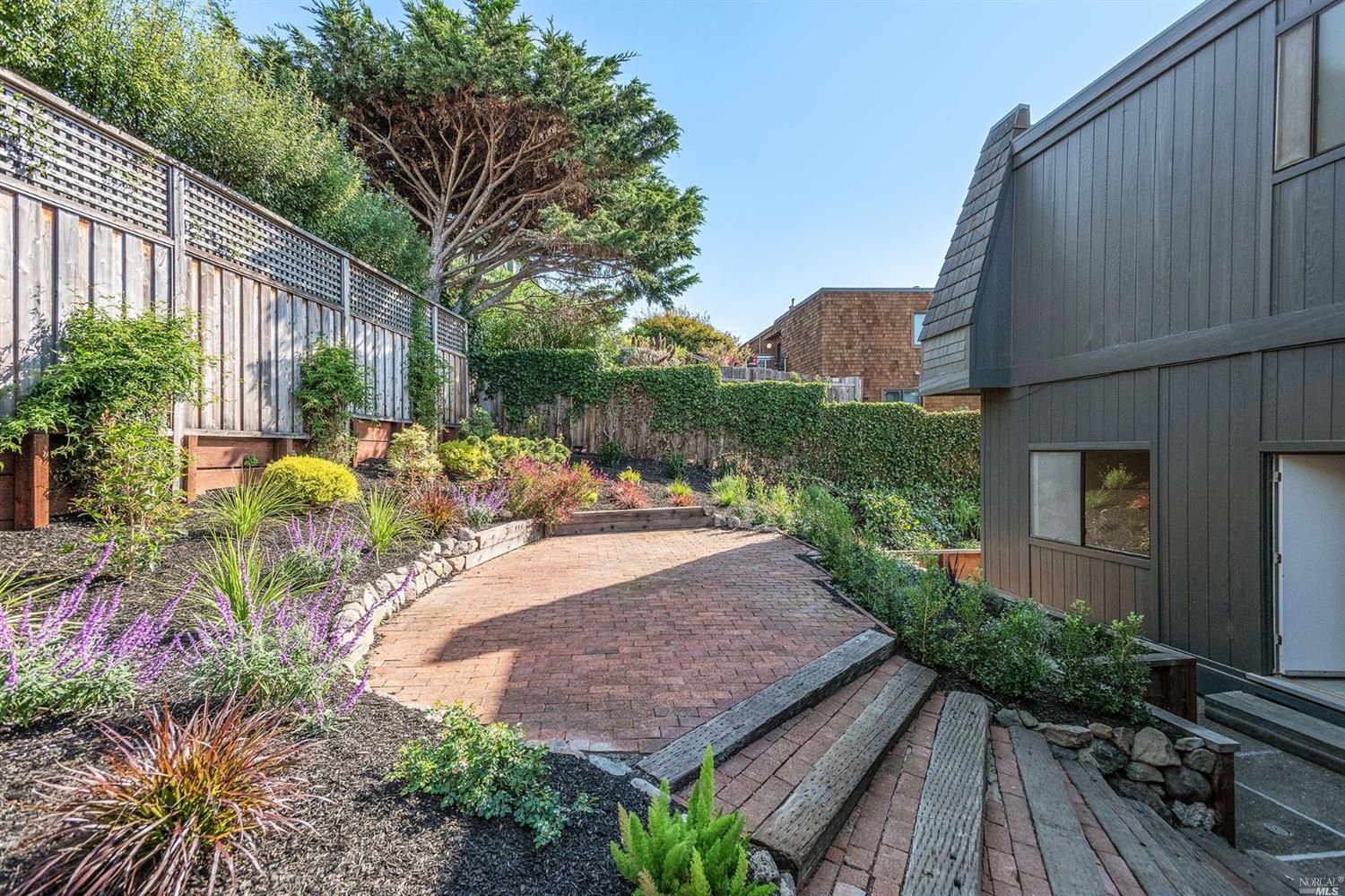 Detail Gallery Image 9 of 23 For 15 Linda Vista Ave, Tiburon,  CA 94920 - 3 Beds | 2/1 Baths