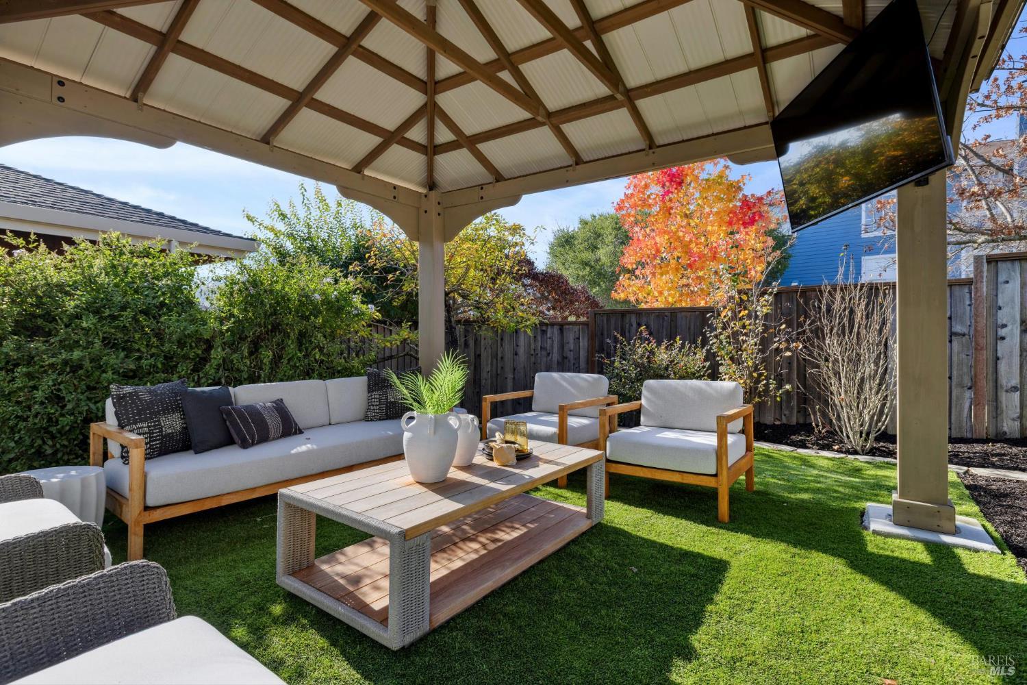 Detail Gallery Image 34 of 43 For 15 Aaron Dr, Novato,  CA 94949 - 5 Beds | 3 Baths