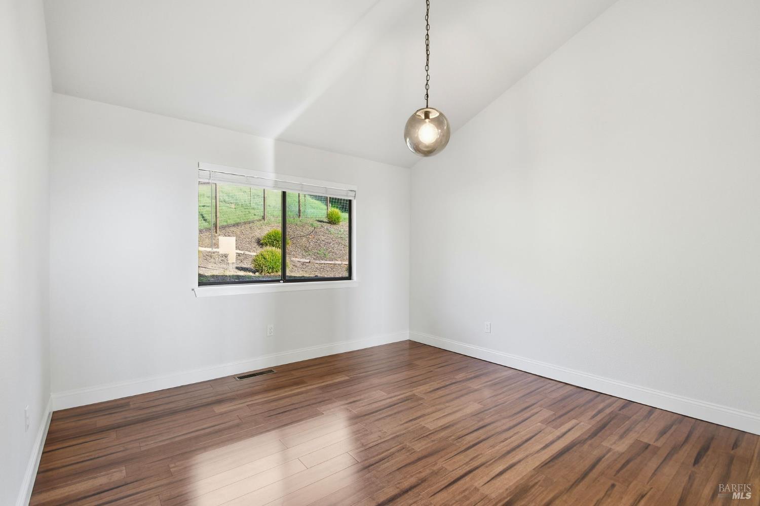 Detail Gallery Image 14 of 36 For 5827 La Cuesta Dr, Santa Rosa,  CA 95409 - 4 Beds | 3 Baths