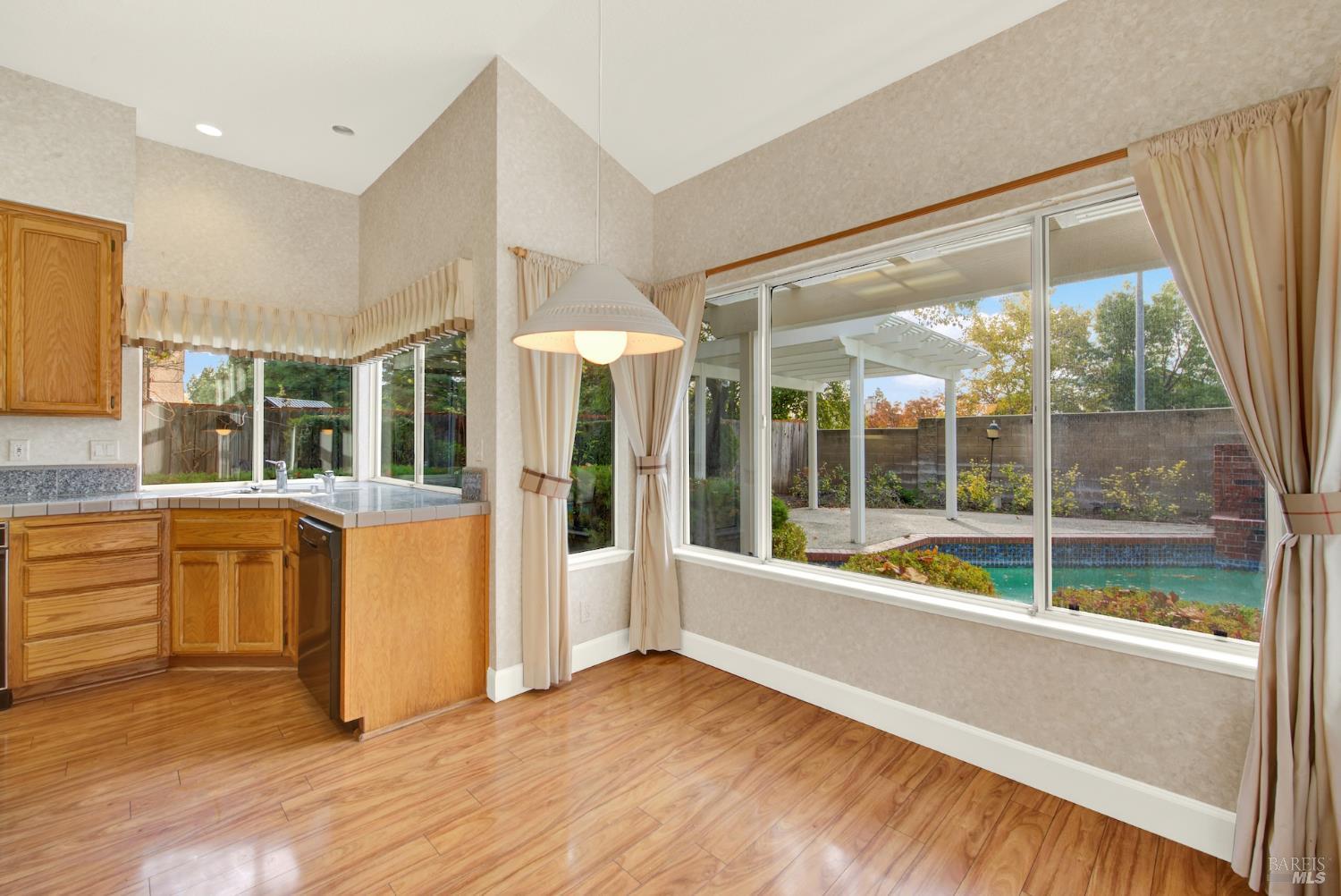 Detail Gallery Image 31 of 98 For 518 Canyon Oak Dr, Vacaville,  CA 95688 - 3 Beds | 2/1 Baths