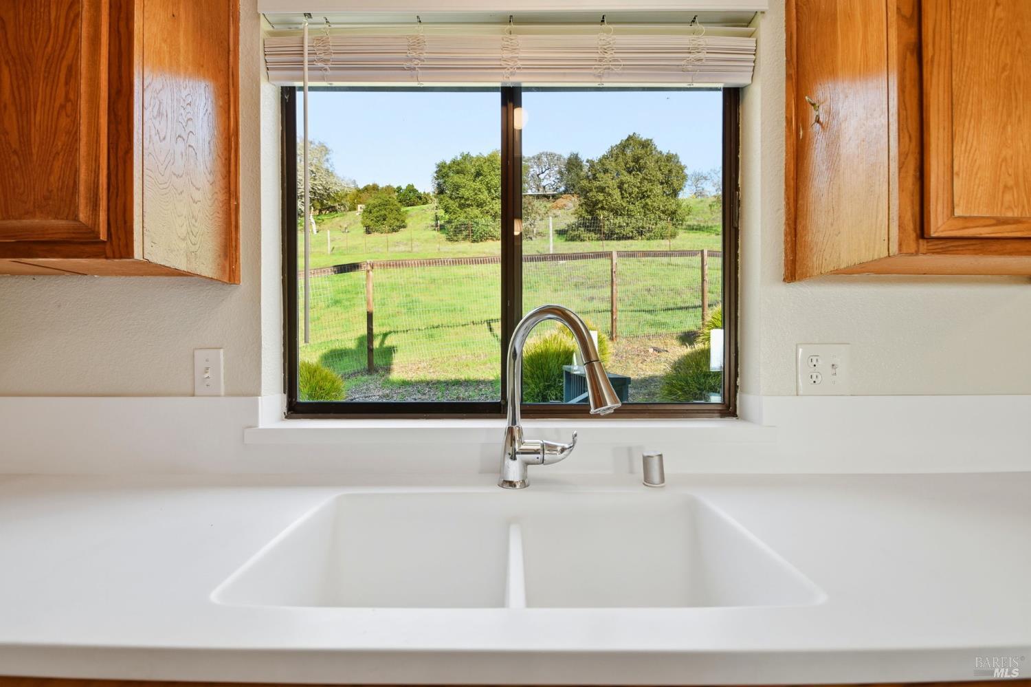 Detail Gallery Image 9 of 36 For 5827 La Cuesta Dr, Santa Rosa,  CA 95409 - 4 Beds | 3 Baths