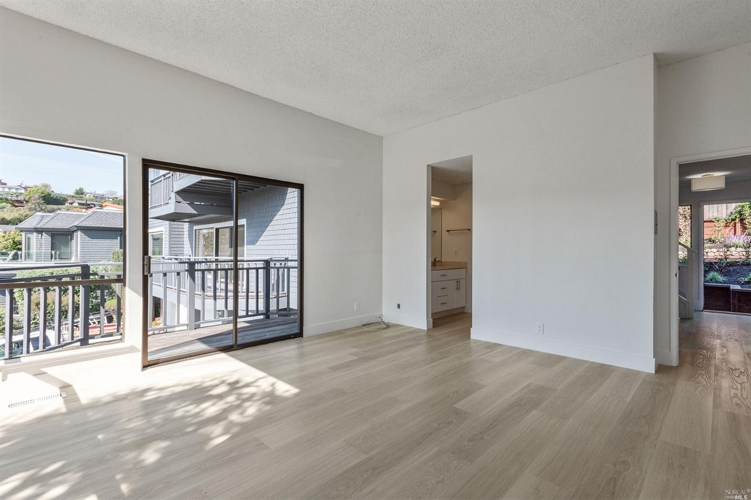 Detail Gallery Image 14 of 23 For 15 Linda Vista Ave, Tiburon,  CA 94920 - 3 Beds | 2/1 Baths