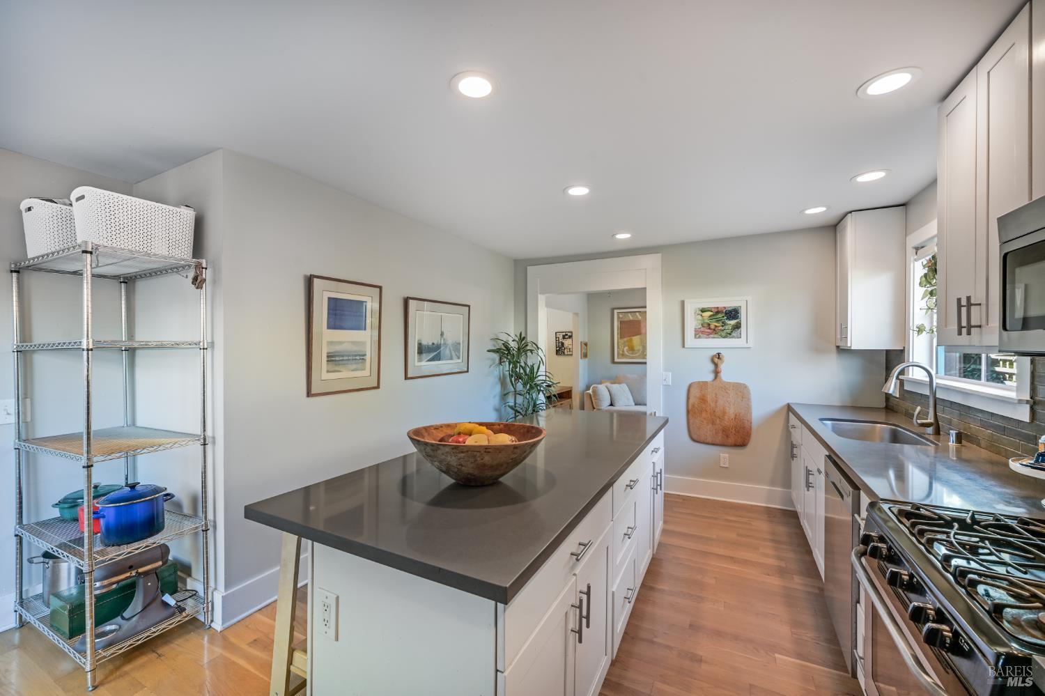 Detail Gallery Image 14 of 31 For 610 E St, Petaluma,  CA 94952 - 3 Beds | 2/1 Baths