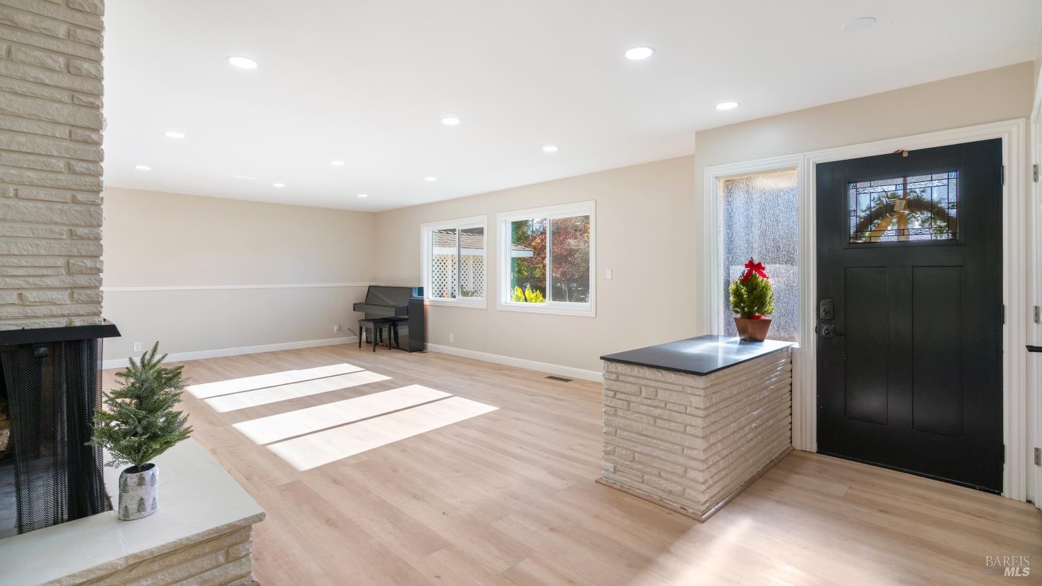 Detail Gallery Image 6 of 21 For 3347 Hermit Way, Santa Rosa,  CA 95405 - 3 Beds | 2 Baths