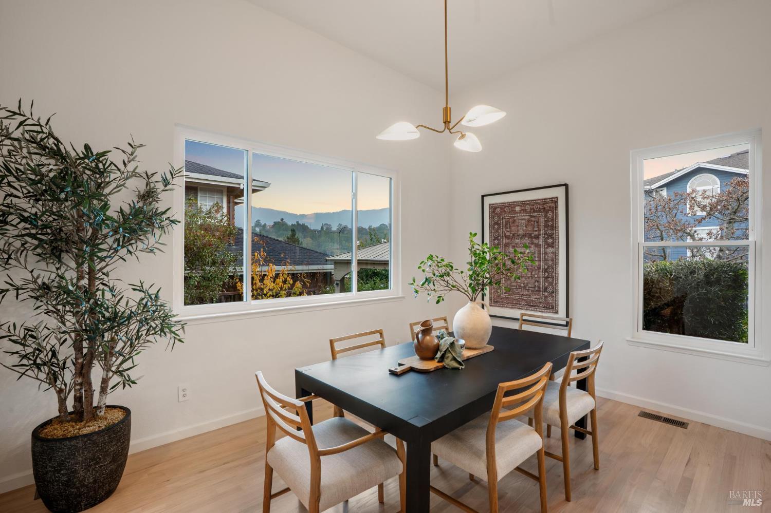 Detail Gallery Image 8 of 43 For 15 Aaron Dr, Novato,  CA 94949 - 5 Beds | 3 Baths